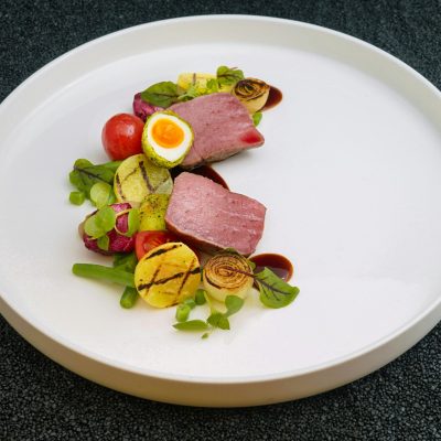 Assiette de bœuf légumes grillés au restaurant La Table de Trois à Bordeaux