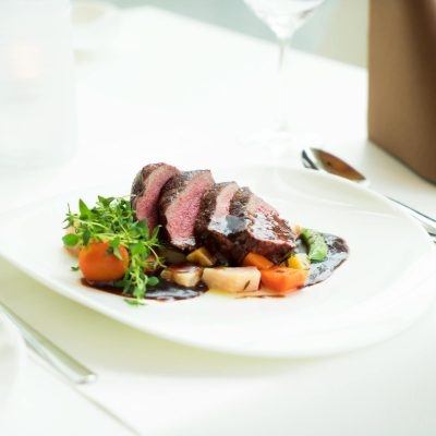 Assiette de rôti de boeuf au restaurant La Table de 3 à Bordeaux