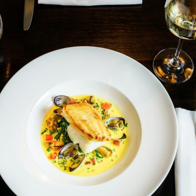 Assiette de poisson blanc et sa sauce aux fruits de mer au restaurant La Table de Trois à Bordeaux