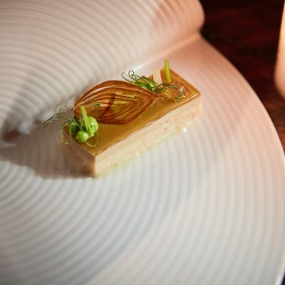 Entremet de foie gras dans une assiette au restaurant La Table de Trois à Bordeaux