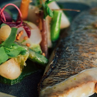 Un filet de poisson et ses pickels de légumes au restaurant La Table de Trois à Bordeaux
