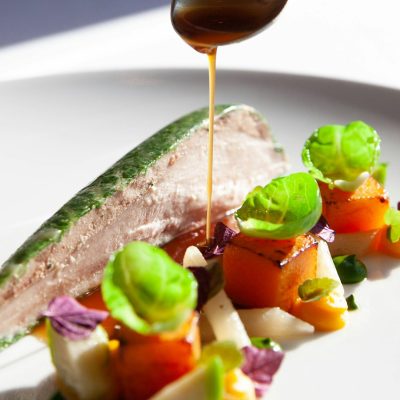 Assiette de maquereau et ses petits légumes au restaurant La Table de Trois à Bordeaux